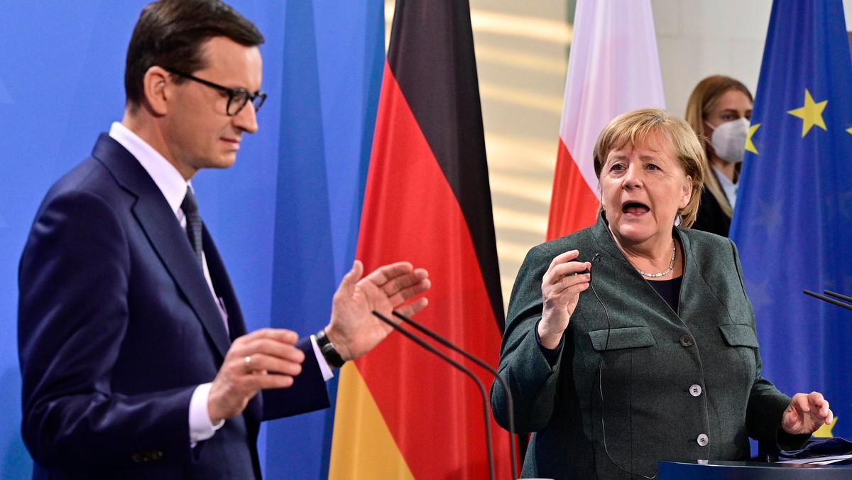 epa09602570 Acting German Chancellor Angela Merkel (R) and Prime Minister of Poland Mateusz Morawiecki give press statements after talks in Berlin, Germany, 25 November 2021. EPA/JOHN MACDOUGALL / POOL Dostawca: PAP/EPA.