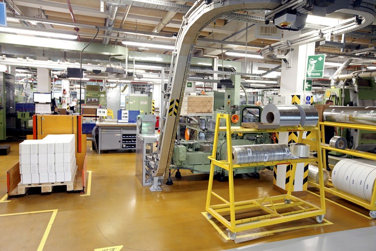 Jak poinformowano w czwartek na konferencji prasowej w Augustowie, wzrost zatrudnienia w tej fabryce ma zoptymalizować moc produkcyjną firmy w Europie i jest to efekt planowanego przeniesienia części produkcji z Niemiec do Polski. <br><br>fot. (ar/cat) PAP/Artur Reszko