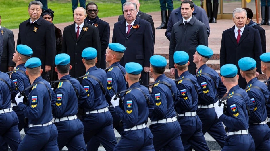 Kineskom predsedniku Siju i ruskom predsedniku Putinu pridružili su se i drugi svetski lideri dok su posmatrali vojnu paradu | Foto: EPA-EFE/Shutterstock