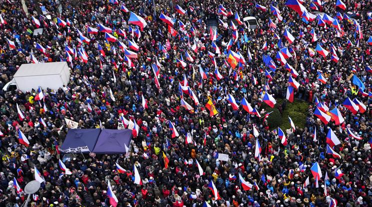 Kormányellenes tüntetők a magas infláció ellen tiltakoznak és az Oroszország által megtámadott Ukrajna katonai támogatásának leállítását követelik a prágai Vencel téren 2023. március 11-én / Fotó: MTI/AP/Petr David Josek