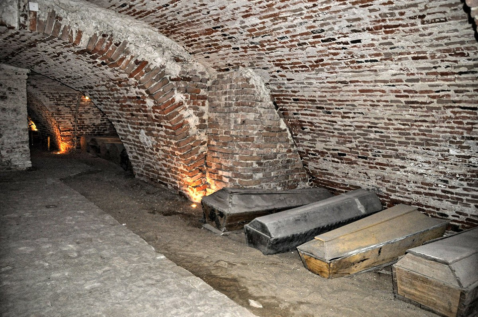 Krypty w podziemiach kościoła w Węgrowie