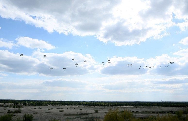 Chechło (woj. małopolskie), 05.05.2014. Żołnierze kanadyjscy na Pustyni Błędowskiej. (3)