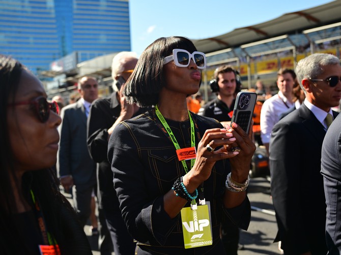 Naomi Kembel uslikana sa bivšim verenikom na trci Formule 1: Ona izgleda kao da nema godine
