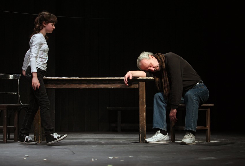 Scena iz predstave "Naši sinovi"