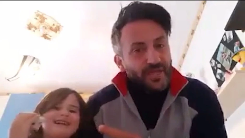 Otac i ćerka mole za pomoć