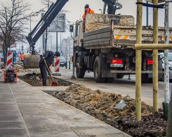 Nadmiar betonu znika z Warszawy. Kolejne ulice rozpłytowane!