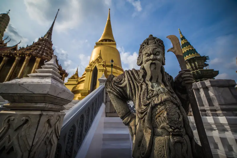 Kamienny Strażnik świątyni Szmaragdowego Buddy w Wat Phrakaew, fot. Getty Images / Payont Thanasatirakul 