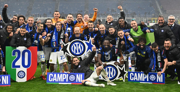 Piłkarze Interu cieszą się z wygrania derbów Mediolanu i zapewnienia sobie mistrzowskiego tytułu