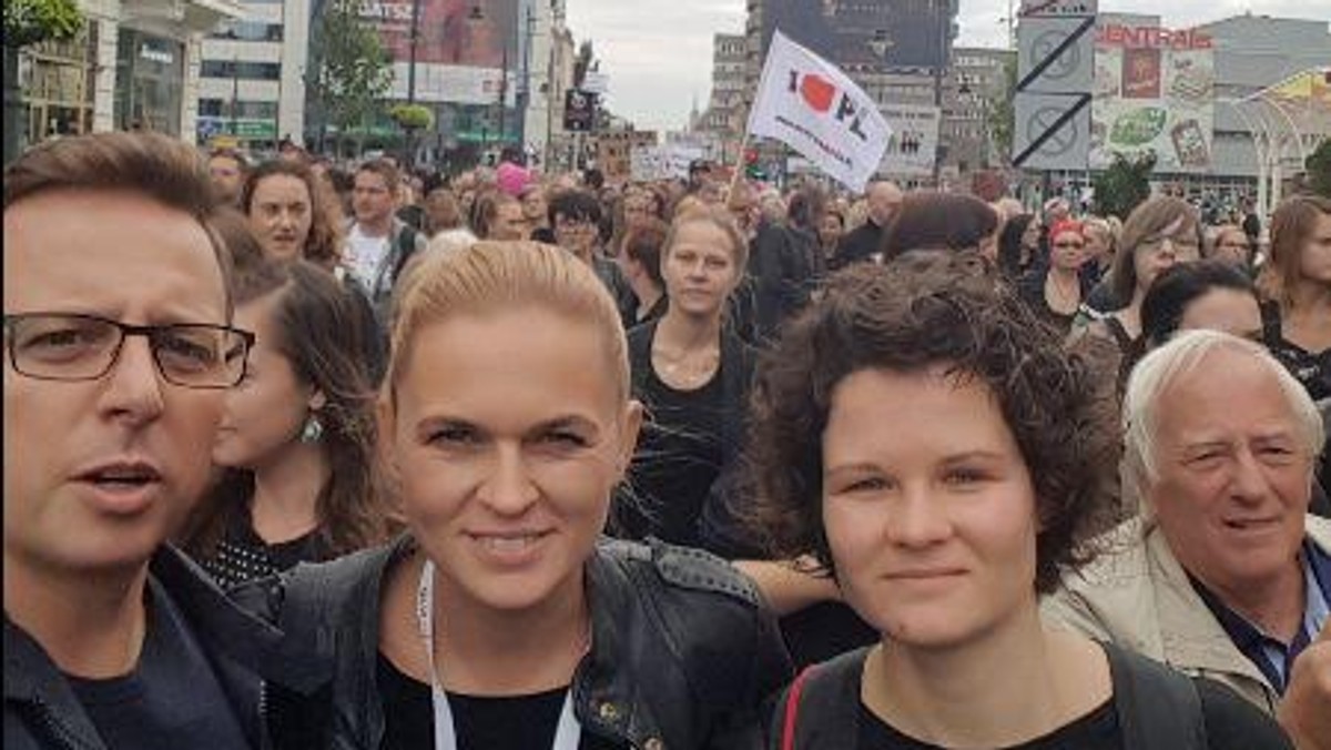 Tłumy łodzianek i łodzian pojawiły się na dzisiejszym, "czarnym proteście" w obronie praw kobiet. To preludium przed jutrzejszym Ogólnopolskim Strajkiem Kobiet. Na wzór Islandek, które tak protestowały 41 lat temu, jutro Polki mają albo nie stawić się w pracy, albo - jeśli to niemożliwe - nie podjąć żadnych obowiązków domowych.