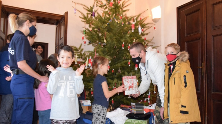 Hasznos ajándékokkal lepték meg a rászoruló gyerekeket /Fotó: Police.hu/