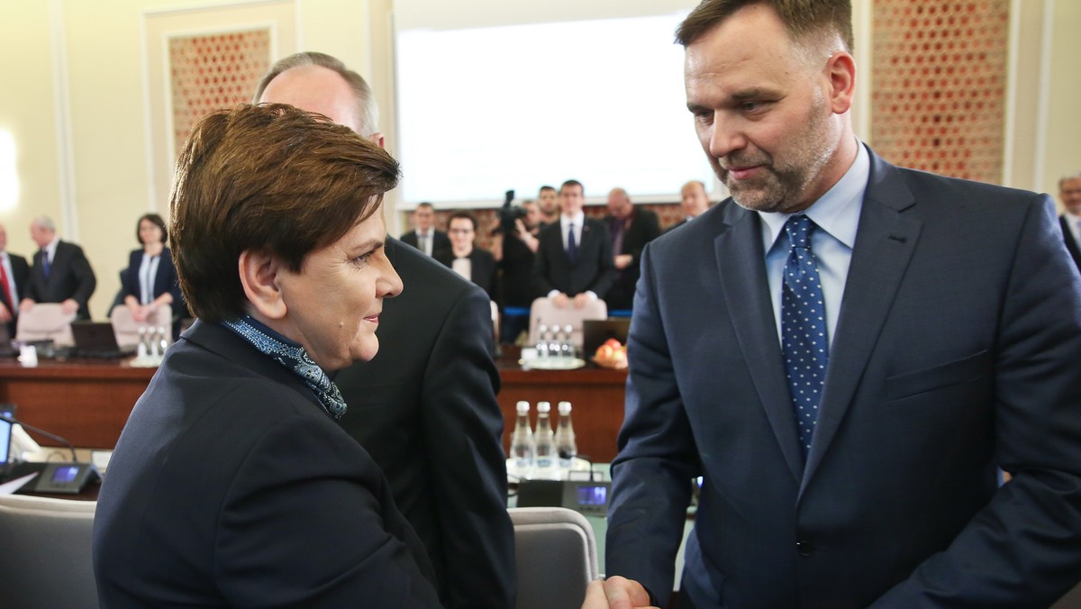 W ciągu najbliższych dwóch- trzech tygodni przedstawię założenia dot. przyszłości nadzoru nad majątkiem Skarbu Państwa - zapowiedział szef MSP Dawid Jackiewicz. Podkreślił, że projekty ustaw w tej sprawie zaprezentuje do końca czerwca, a likwidację MSP planuje na przełomie 2016 i 2017 r.