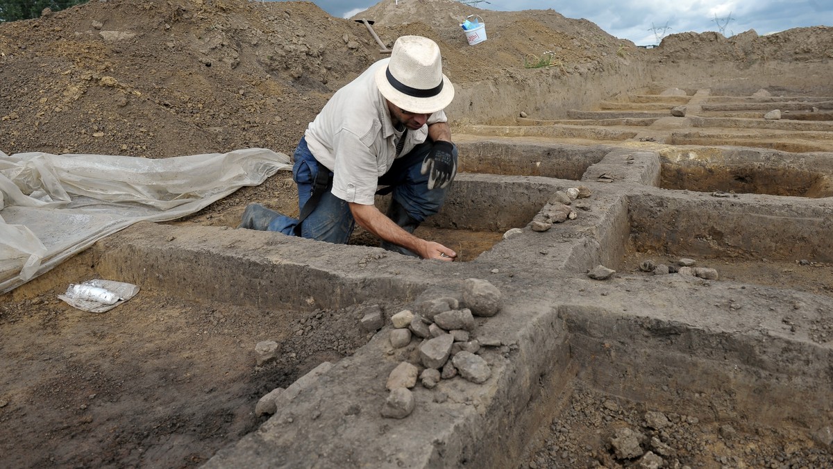 STARE CZARNOWO WYKOPALISKA DOMOSTWO PIERWSZYCH ROLNIKÓW (teren badań archeologicznych)