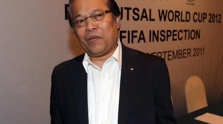 Felfüggesztettek még egy FIFA-vezetőt