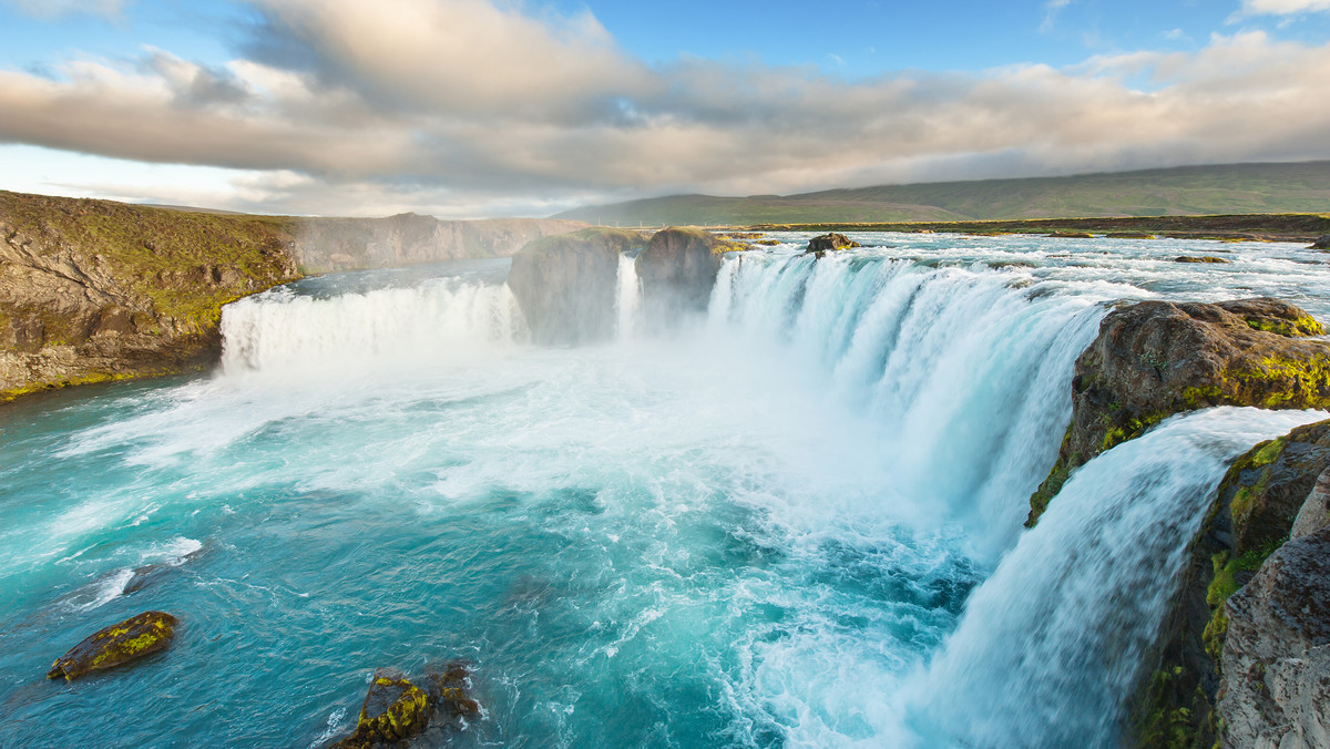 Islandia to jeden z najpiękniejszych krajów w Europie. Ta strona to szczegółowy przewodnik po Islandii - znajdziecie tu informacje nt. <a href="http://podroze.onet.pl/najwieksze-atrakcje-islandii/s6tw2" id="ce3b3df0-0833-4c8f-b236-35549bb51378">największych atrakcji</a>, kiedy jechać, co zobaczyć, newsy i ciekawostki o wulkanach i nie tylko, reportaże i zdjęcia z najciekawszych regionów, miejsc i atrakcji, praktyczne porady o podróżowaniu, służbie zdrowia, przepisach i wiele innych.