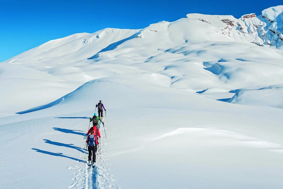 Tyrol Południowy zdecydowanie zachęca do aktywności. Takich jak wycieczki narciarskie w Dolomitach.
