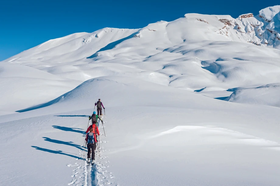 Tyrol Południowy zdecydowanie zachęca do aktywności. Takich jak wycieczki narciarskie w Dolomitach.