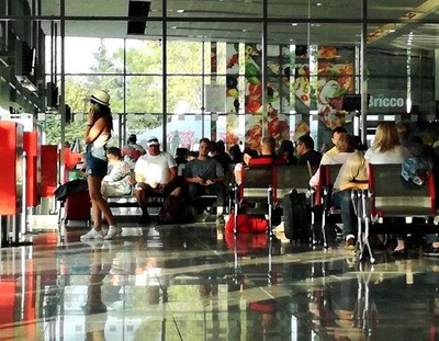 Przy malejącej liczbie nowych zakażeń w Bułgarii otwarto restauracje, centra handlowe, kina