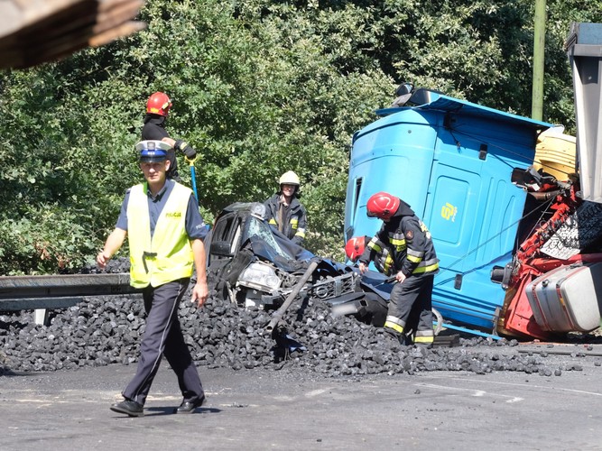 Akcja ratownicza na miejscu wypadku w Tychach