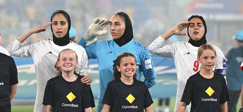 Irańskie piłkarki szybko zmieniły "front". Odśpiewały hymn salutując