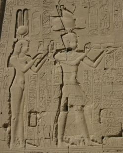 Relief na ścianie świątyni w Dendera w Egipcie, ukazujący Kleopatrę i jej syna Cezariona. Na licencji Creative Commons Uznanie autorstwa - Na tych samych warunkach 3.0.