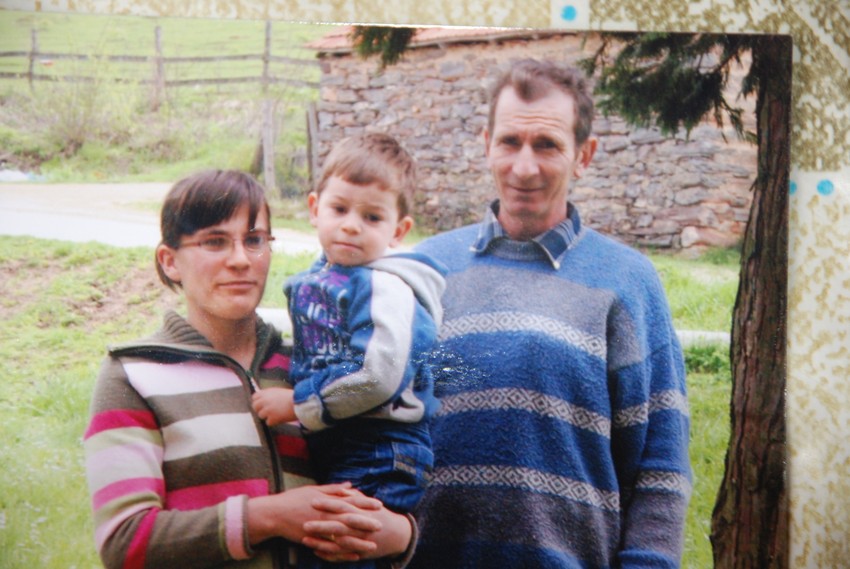 Žrtva: Miloš Jakovljević sa suprugom i sinom