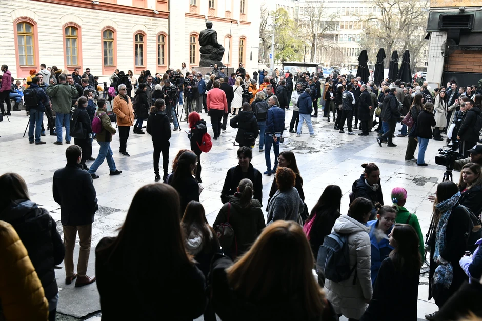 Istraživanje je poazalo da većina mladih ipak preferira liderstvo umesto demokratskih procesa