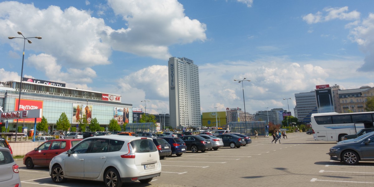 Według danych Zarządu Dróg Miejskich w ciągu miesiąca w Strefie Płatnego Parkowania Niestrzeżonego za brak opłaty za bilet wystawianych jest około 30 tysięcy mandatów.