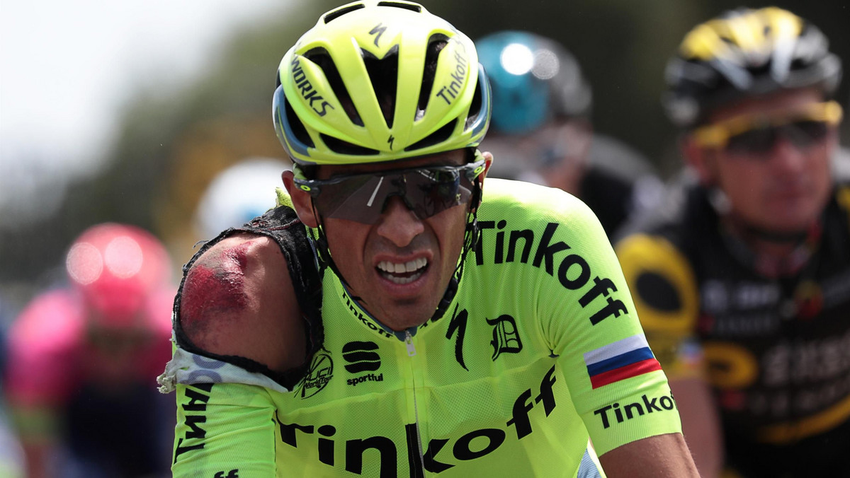 Alberto Contador (Tinkoff) niezwykle pechowo rozpoczął 103. edycję Tour de France. Jeden z kandydatów do końcowego zwycięstwa na 107. kilometrze pierwszego etapu leżał w kraksie i dzień ukończył z porozrywaną koszulką oraz obolałym barkiem.