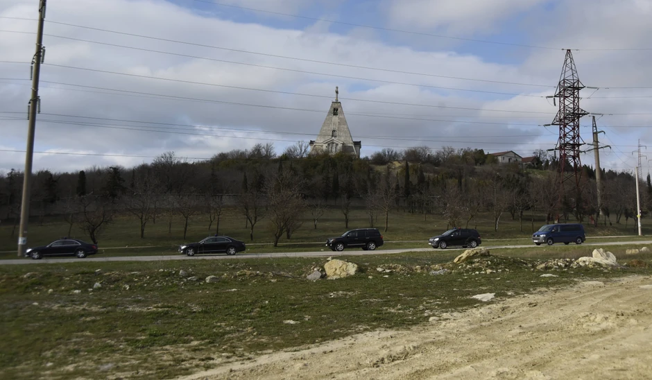 Službeni automobili napuštaju groblje u Sevastopolju nakon sahrane