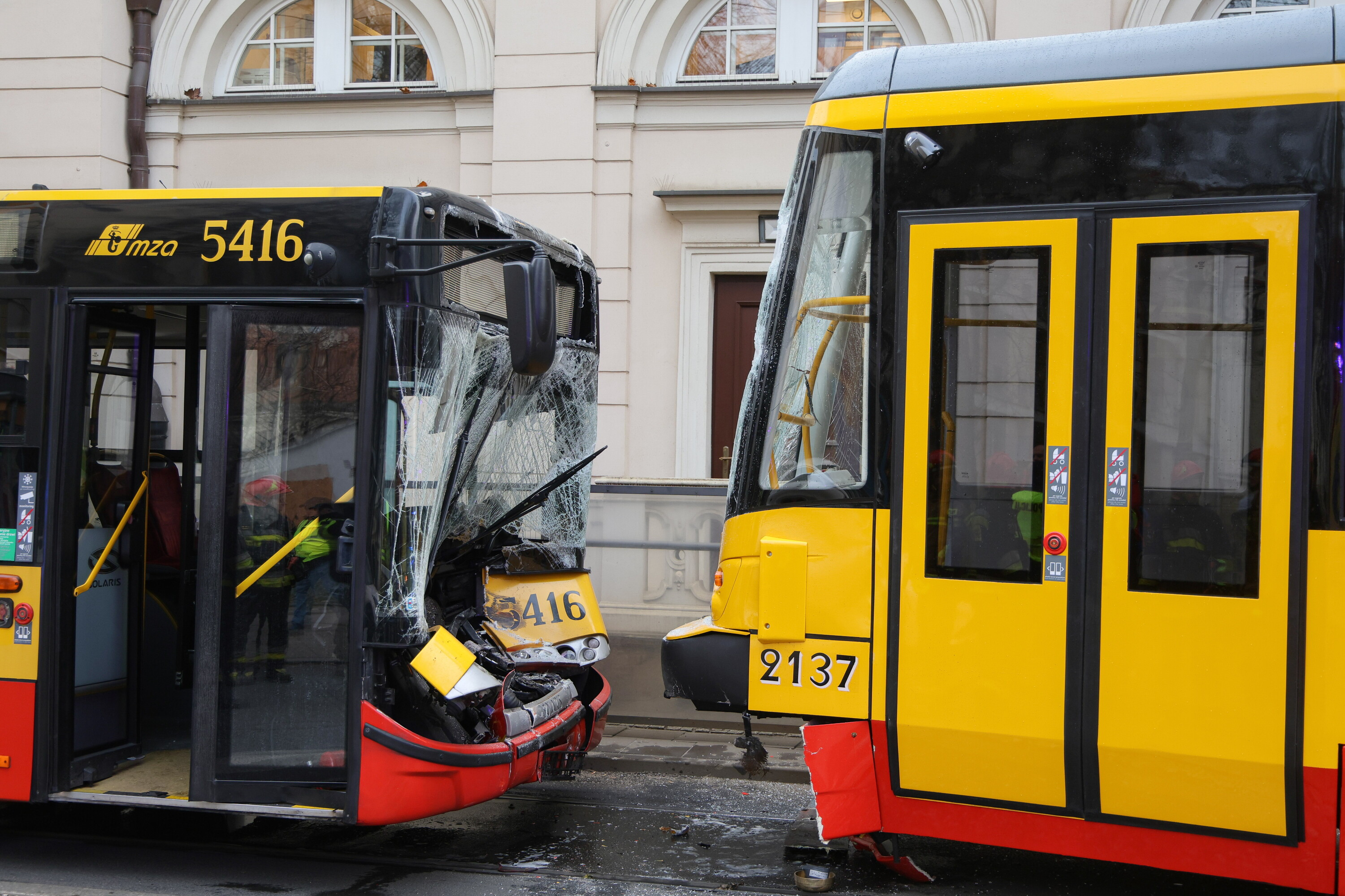 Dwa tramwaje i autobus zderzyły się w Warszawie. 15 rannych