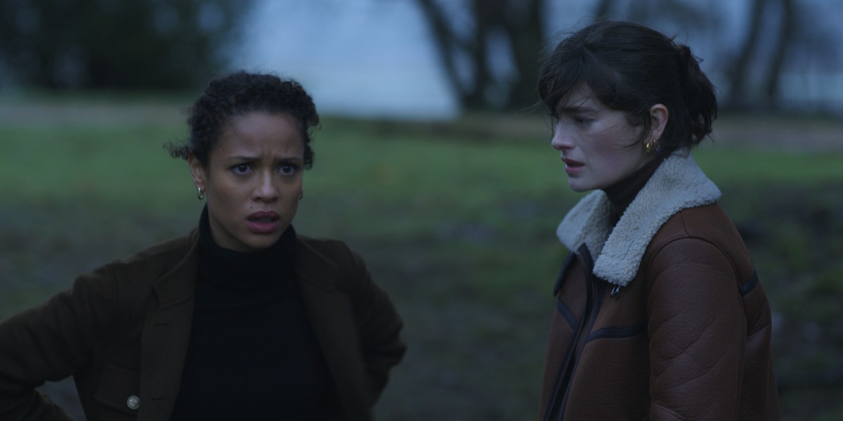 Gugu Mbatha-Raw i Millie Brady w czwartym odcinku drugiego sezonu serialu "Spod powierzchni"