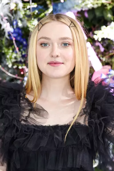 Modne fryzury/ Dakota Fanning na pokazie Rodarte 2019 /  / Presley Ann / GettyImages 