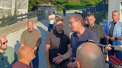 Aleksandar Vučić dočekuje građane ispred porodične kuće