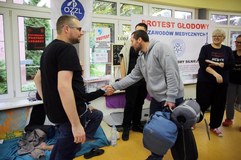 Protest medyków w Łodzi. Do protestu głodowego dołączył psycholog z Opola