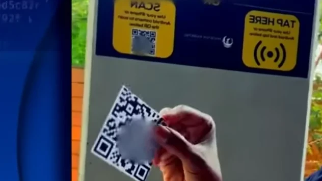 Falošný QR kód prelepený cez oficiálne označenie automatu predstavuje modernú digitálnu pascu, ktorá vodičov oberá o stovky eur za pár sekúnd. 