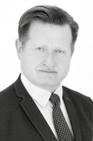 Marian Przeździecki, ambasador RP w Uzbekistanie w latach 2011–2015, przez trzy lata kierował dużą firmą w Ukrainie pozyskującą personel do pracy w Polsce, obecnie jest doradcą wicemarszałka Senatu Michała Kamińskiego