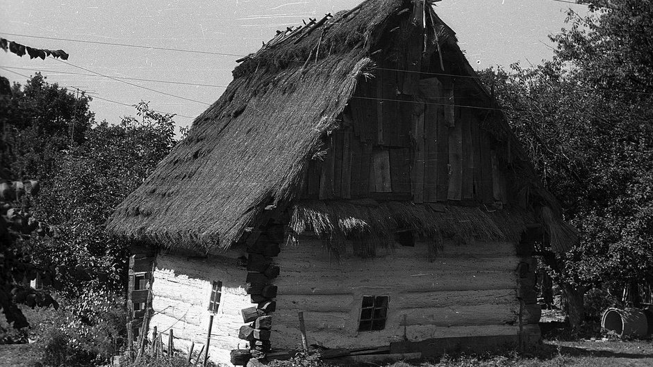 Kurna chata z terenu byłej Galicji na zdjęciu wykonanym już po II wojnie światowej.