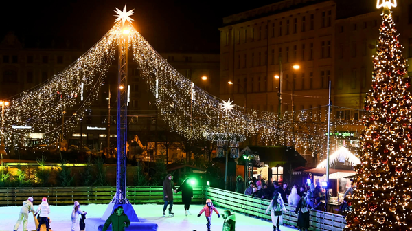 Lodowiska na pl. Wolności i na pl. PeWuKi to nowe atrakcje tej zimy w mieście. 