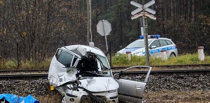 Wjechali pod pędzący pociąg. Nie żyje kobieta