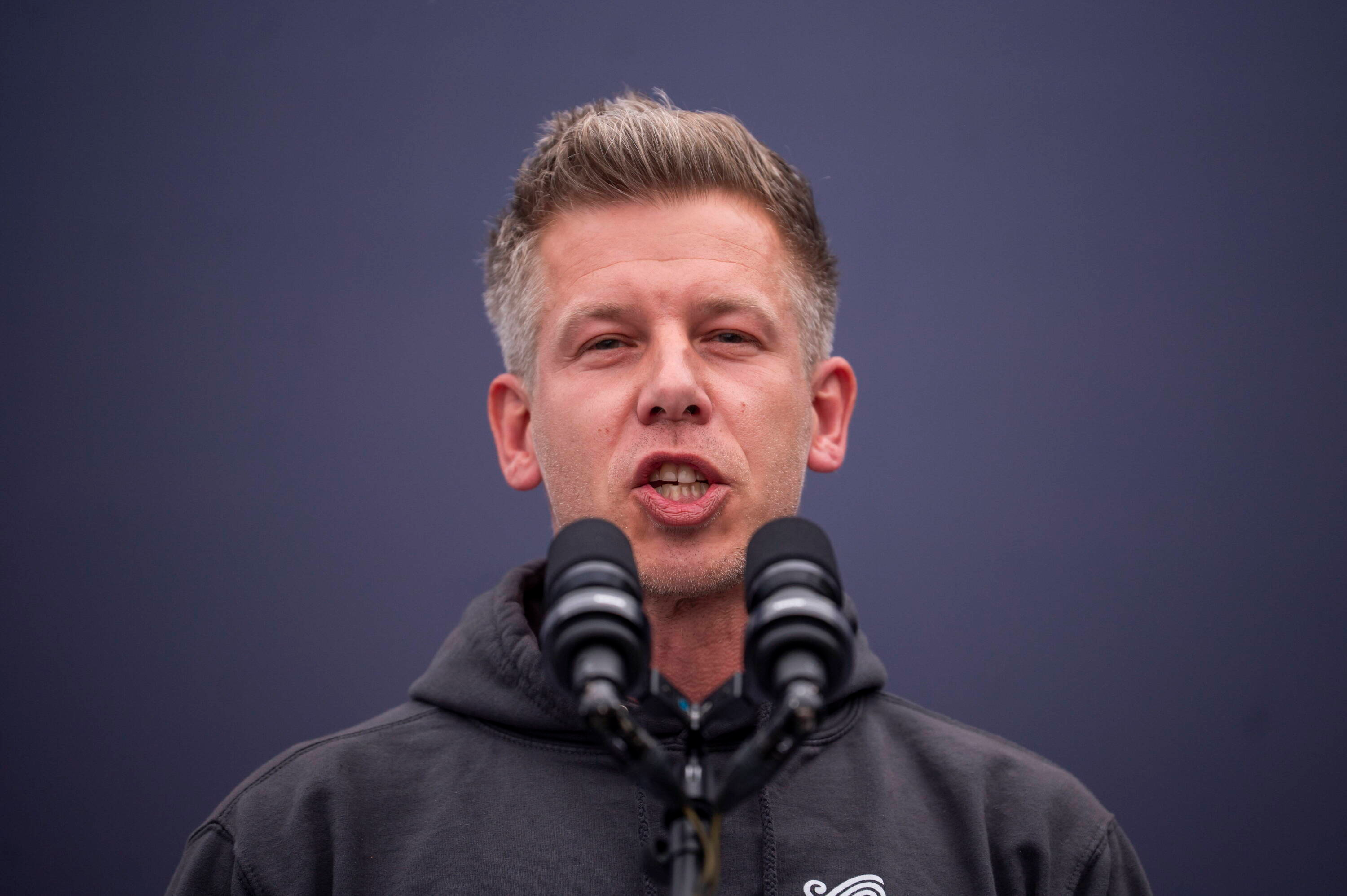 TISZA prowadzi w sondażach przed wyborami 12 kwietnia. Tusk: "Budapeszt chce być jak Warszawa"