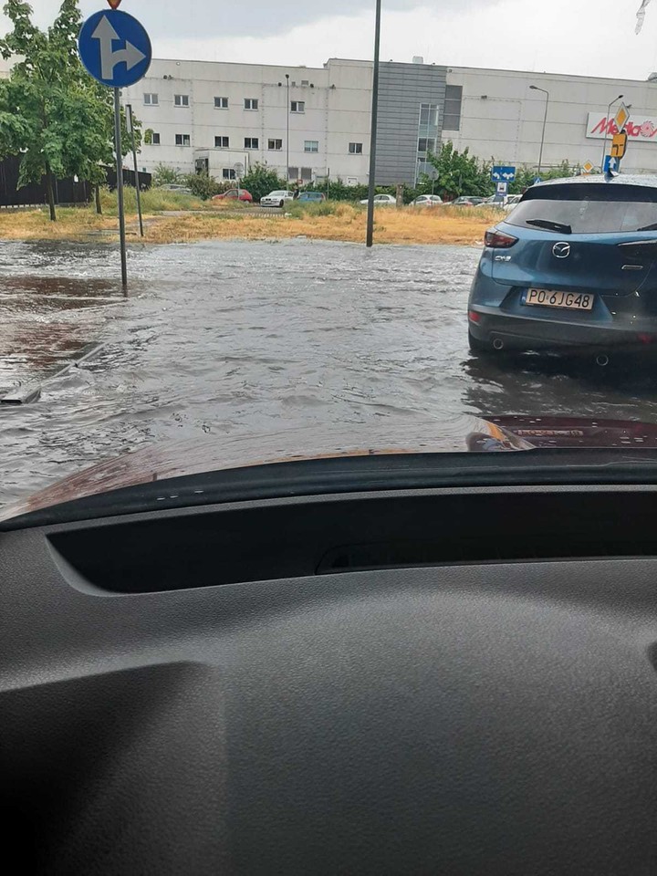 Burze nad Polską. Zalane drogi i zerwane dachy. Trudna sytuacja