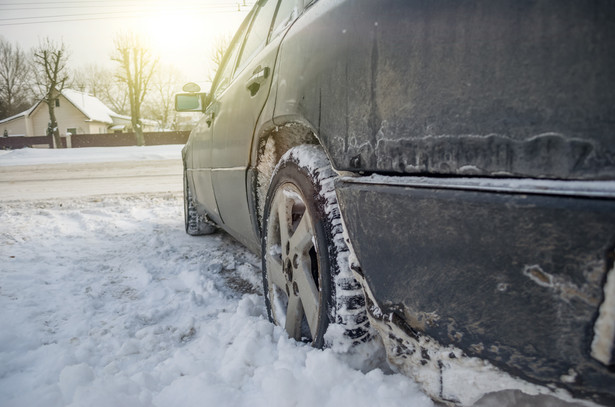 Sól na drodze zniszczy samochód w zimie? Tak zabezpieczysz auto przed korozją