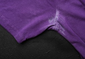 Kako ukloniti fleke od dezodoransa i znoja sa odeće: 4 proverena trika