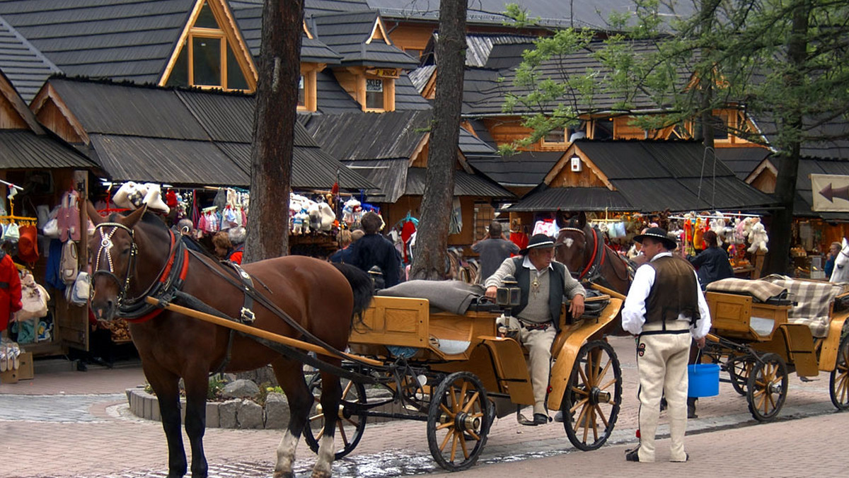 Zakopane przeżywa prawdziwy najazd turystów. Ruch jest nawet większy niż w długi majowy weekend. Wszystkie restauracje na Krupówkach są pełne gości. Co jakiś czas korkuje się zakopianka zwłaszcza w okolicach mostu w Białym Dunajcu w Poroninie i skrzyżowania w Klikuszowej.