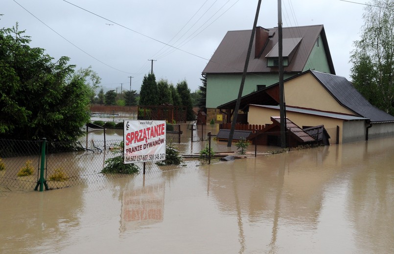 Sytuacja jest poważna, ale poprawia się. Z danych ministerstwa administracji i cyfryzacji wynika, że ulewne deszcze powodują jedynie lokalne zagrożeni