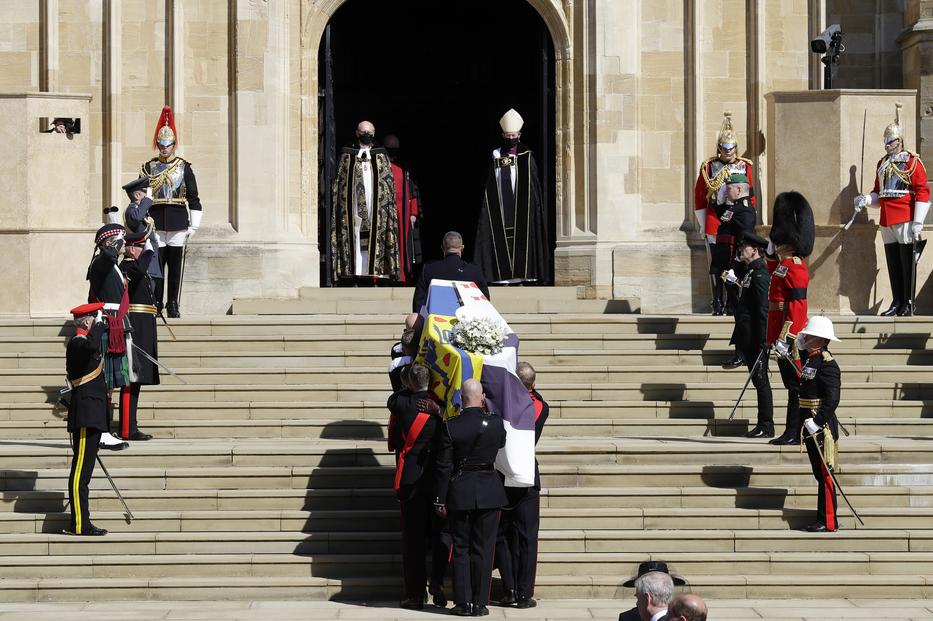 Canterbury érseke fogadja Fülöp herceg koporsóját. / Fotó: GettyImages