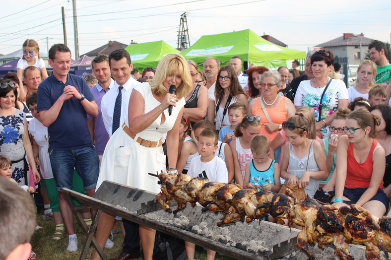 Najdłuższa linia grillowanego kurczaka w Rzezawie, fot. źródło własne
