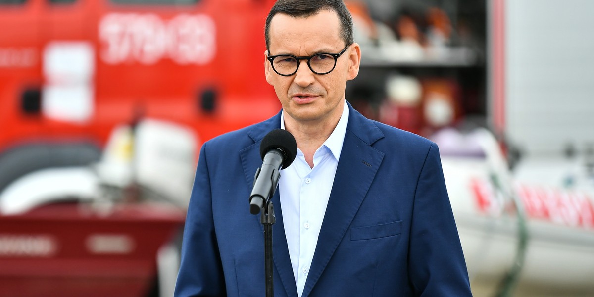 Premier Mateusz Morawiecki na konferencji prasowej w miejscowości Uraz