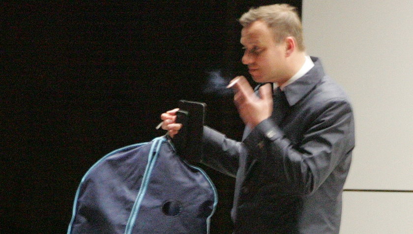 Andrzej Duda z papierosem