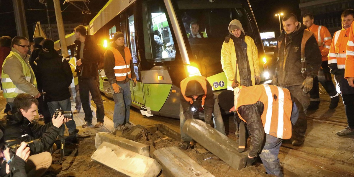 Tramwaje zatrzymane w Olsztynie przez krawężnik